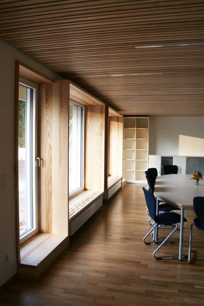 Schulverein Kreuzschwestern VS Gmunden - Stühle und Tische im Besprechungsraum