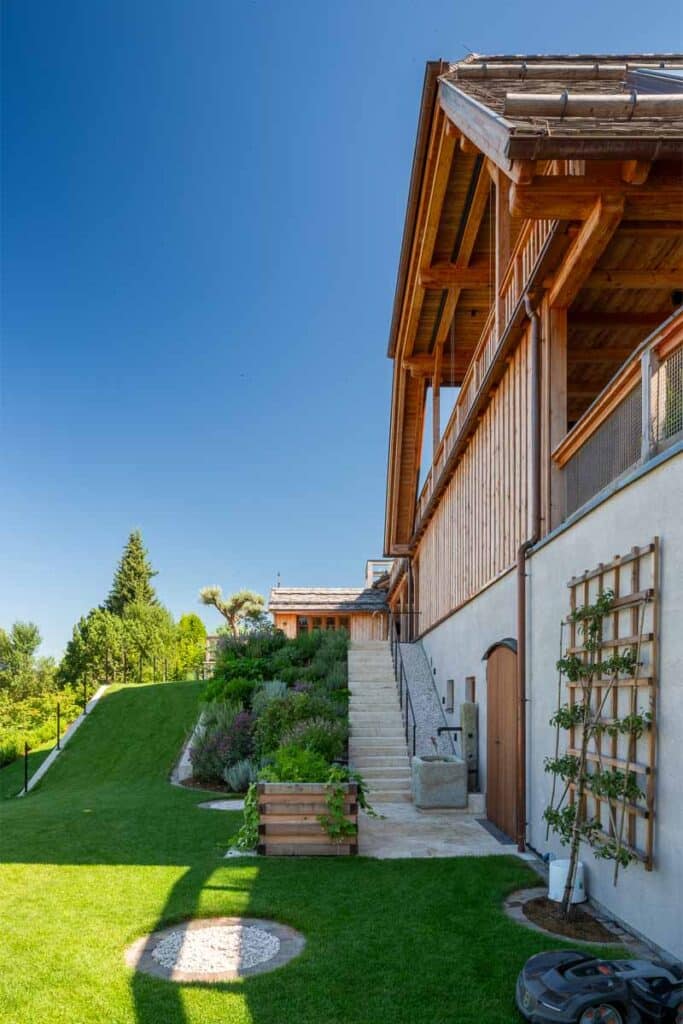 Aussenanlage bei der die Holzfassade zu sehen ist.